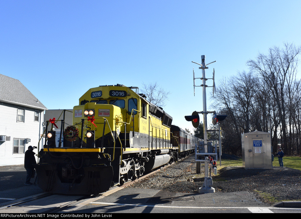 Susie Q SD33-ECO # 3016 leads the westbound into the former Susie Q Wortendyke Station